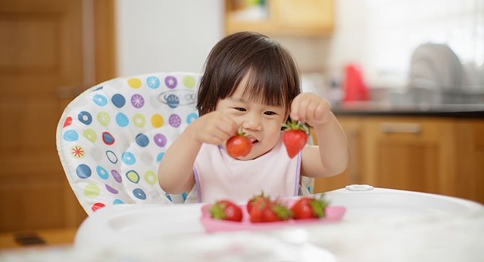 ปลูกฝังนิสัยการกินที่ดีเพื่อเด็กวัยหัดเดิน 12 เดือนขึ้นไป