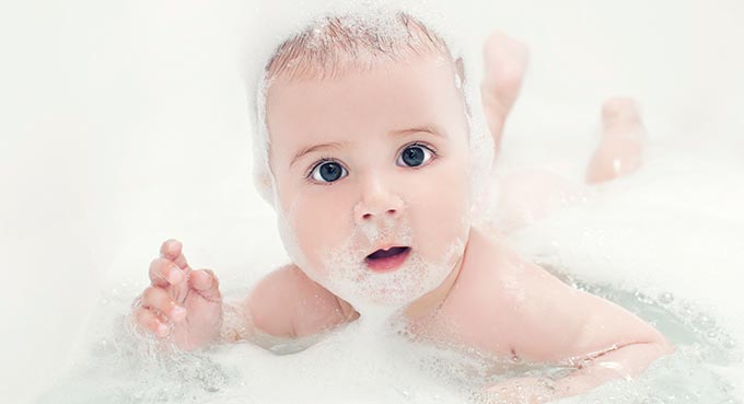 อาบน้ำให้ทารก