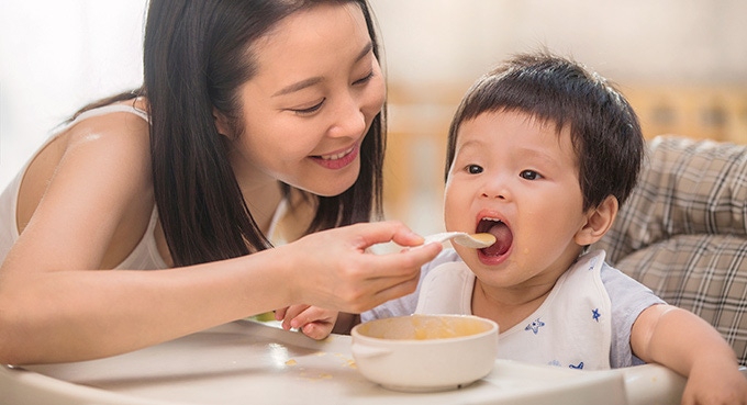 อาหารเสริมลูกน้อยวัย 6 เดือน: เริ่มต้นการเข้าสู่โลกของใหม่ในการเริ่มให้อาหาร เสริม