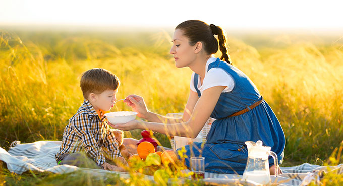 สอนลูกให้เรียนรู้พฤติกรรมการกินที่ดีต่อสุขภาพ