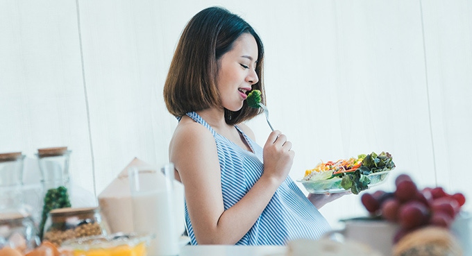 Pregnant woman eat salad for good health