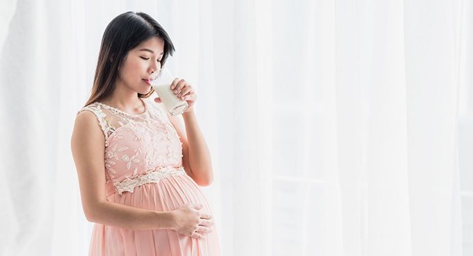 pregnant woman drinks milk 