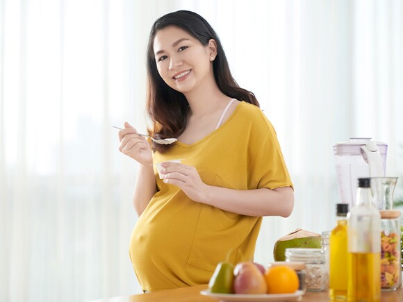 pregnant woman  with healthy breakfast