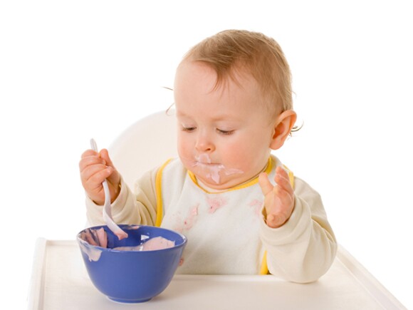 เด็กเล็กฝึกกินอาหารเสริมตามวัย