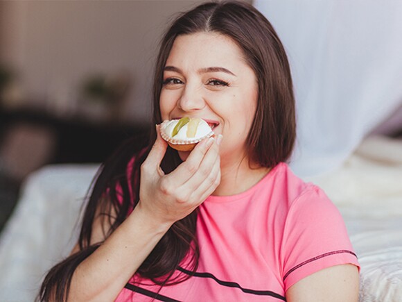 pregnant woman 3 months eating cupcake