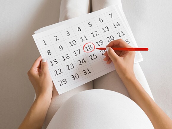pregnant woman mark childbirth day in calendar