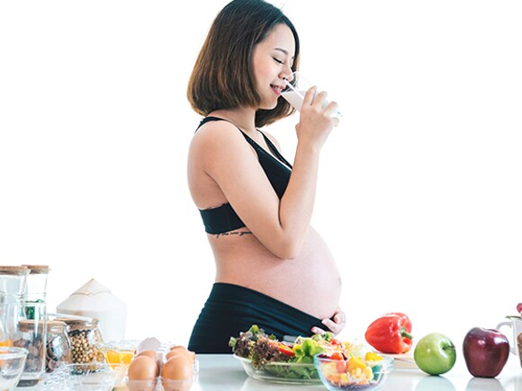 Pregnant women are enjoy eating salad